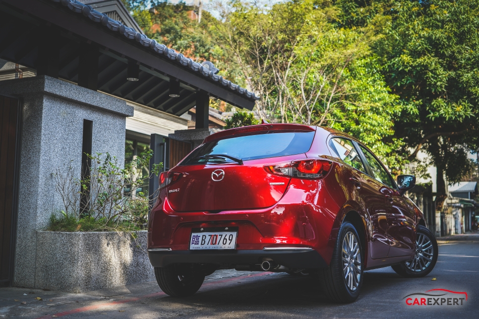 朝向豪華小型車之路邁進 小改款mazda 2 旗艦安全型試駕 汽車專家